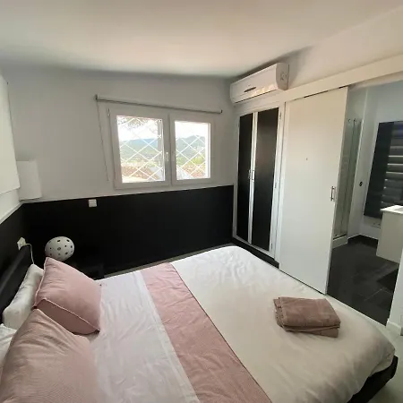 Cala Castell Suites Guest house
